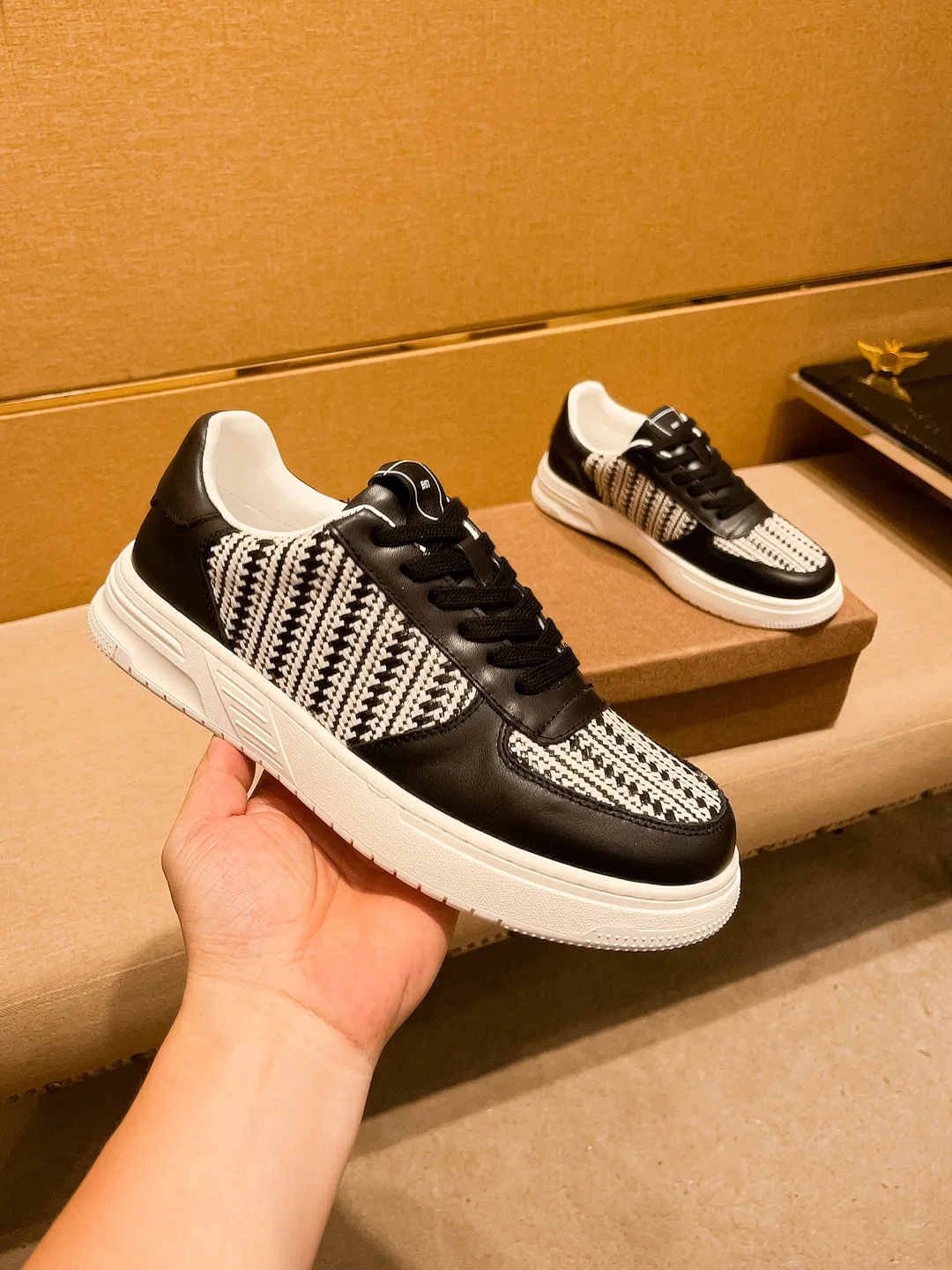 🚘🚘Factory batch 400💰【Dior】🔥Men's high-end brand of shoes official website 1:1 latest masterpiece: the upper is made of first-layer cowhide imported from Italy with a comfortable and breathable lining➕original non-slip and wear-resistant outsole🔥, making walking more convenient and comfortable! An exclusive new model, a stunning work, a beautiful 1:1 replica [color] compared to the official quality! Create a fashionable personality to set off your uniqueness! A must-have for trendy men! Classic 🔥Size: 38-44 Color: 🔥 2⃣️colors available🔥